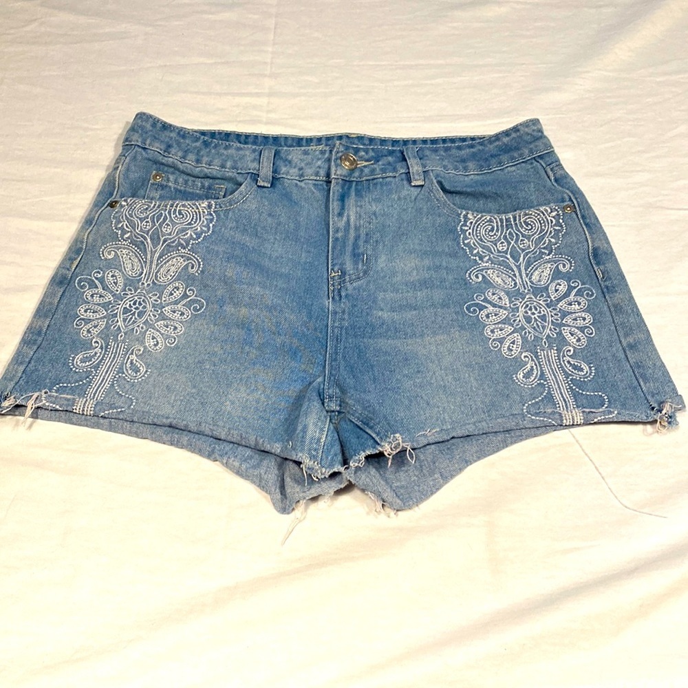 Dex Denim Shorts With Embroidery